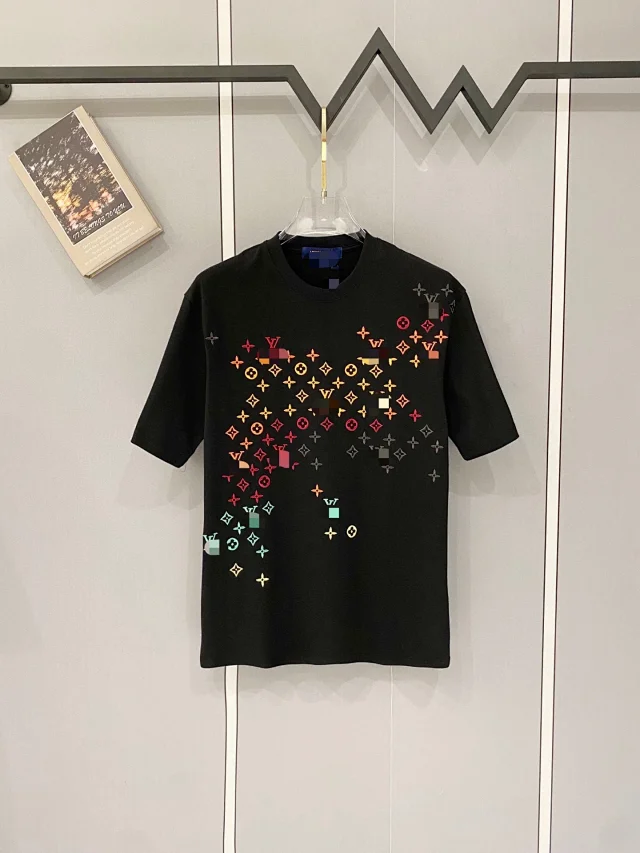 Louis Vuitton (LV)
T-Shirts
( 40+ colors )